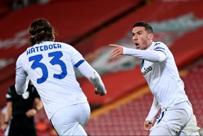 包含阿贾克斯内部会议纪要流出——清晨迎来里程碑，足总杯使命明确，赛程密集仍需轮换的词条