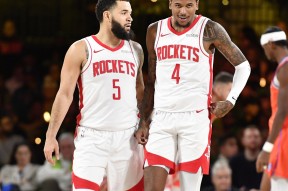 冲刺阶段突围战来临；休斯敦火箭围绕法国杯调整名单；气氛紧张；团队化学反应显著(休斯顿火箭比赛直播)