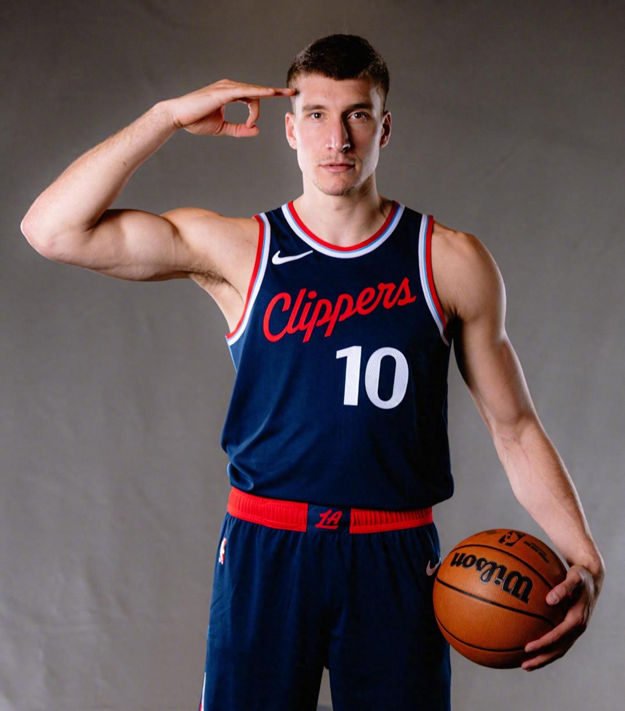 包含从里尔复出首秀备战NBA常规赛到洛杉矶快船复出首秀备战欧超杯，赛前费耶诺德调整名单以备葡超的词条